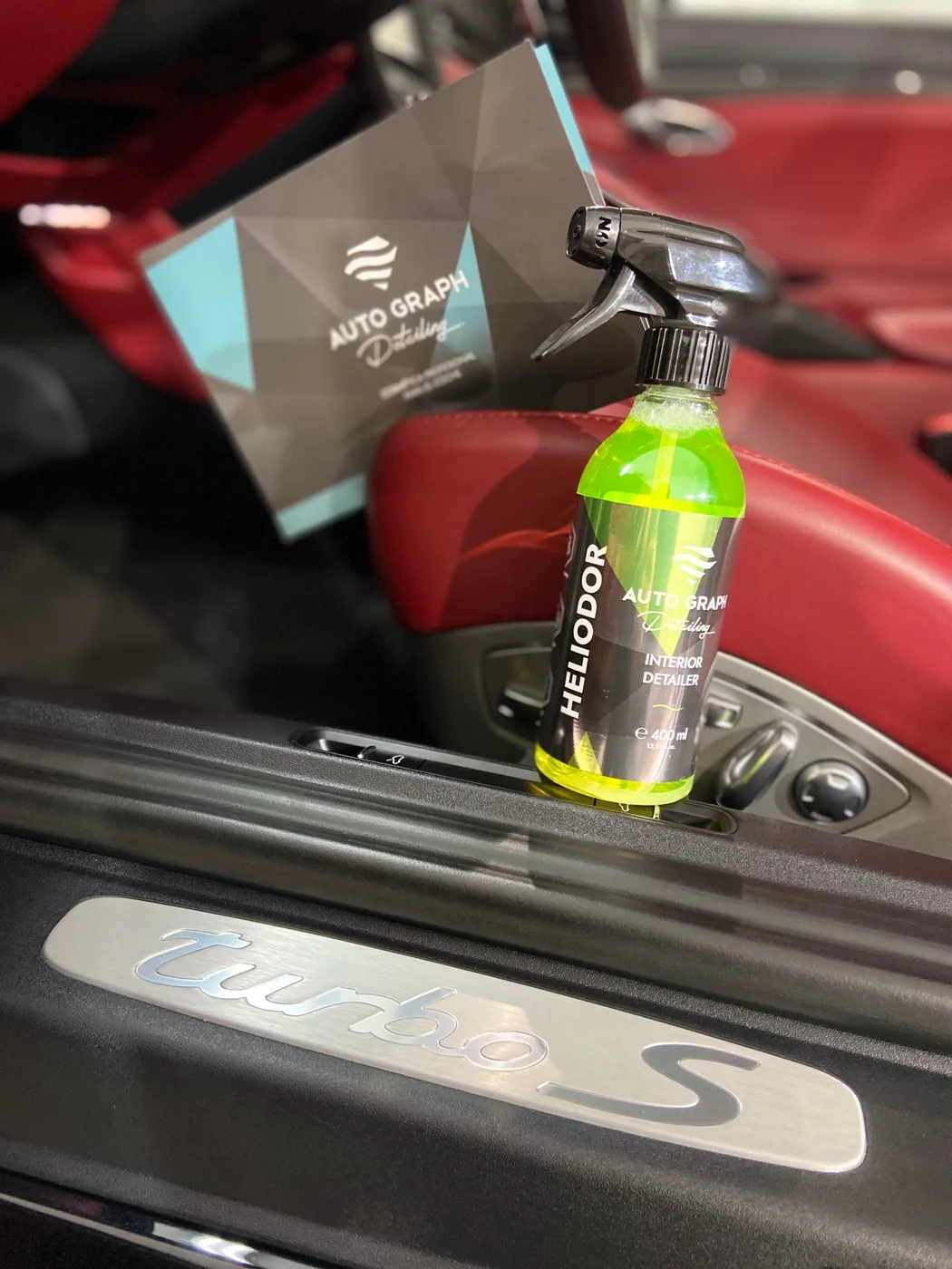 Producto Auto Graph Heliodor para interiores sobre el umbral Turbo S de un Porsche 911 Turbo S