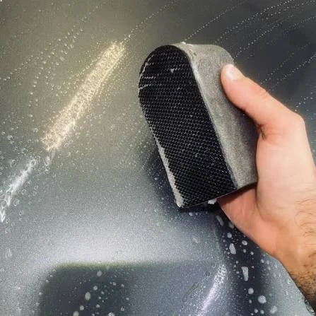Descontaminado de la pintura con esponja de arcilla (clay pad) y agua jabonosa antes del pulido