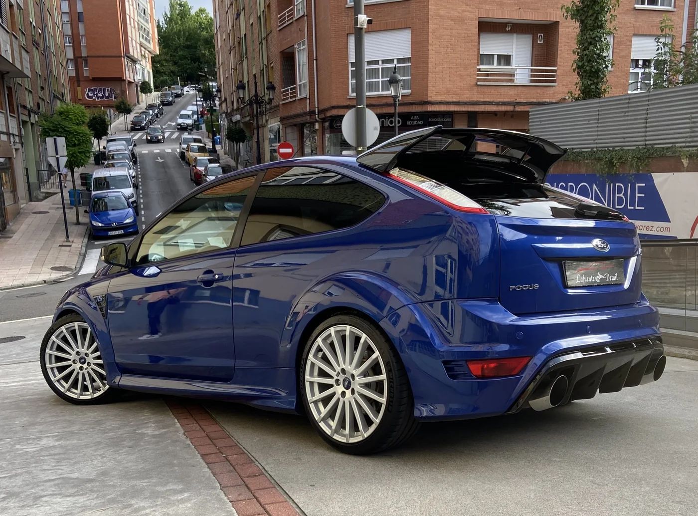 Coating cerámico de 3 años de duración sobre pintura azul de Ford Focus RS