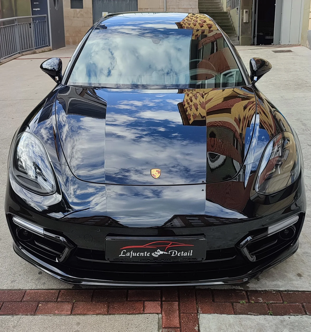 Tratamiento cerámico de larga duración y acabado espejo en Porsche Panamera negro