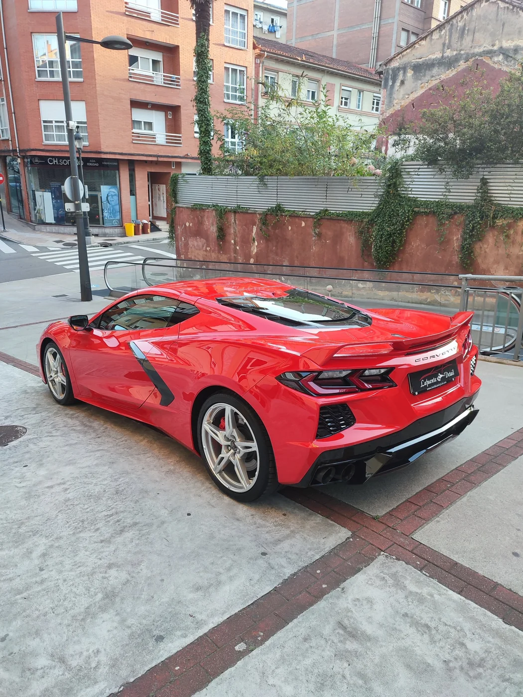 Chevrolet Corvette C8 rojo visto por detrás con la pintura abrillantada tras el detallado en Oviedo