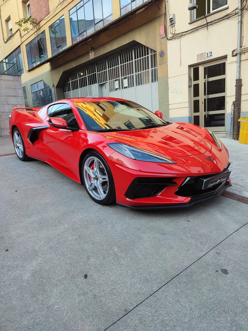 Chevrolet Corvette C8 rojo con la pintura corregida y protegida, resultado del pack Super Top para coche usado