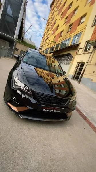 Cupra León negro con el capó espejo y detalles en cobre tras el pulido y el detallado