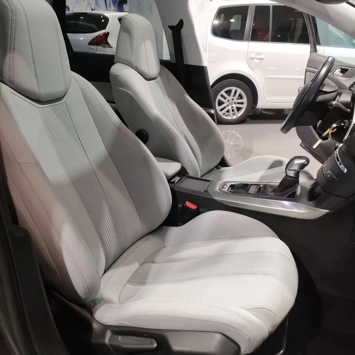 Limpieza profunda, nutrición y acondicionado de asientos de cuero claro de coche