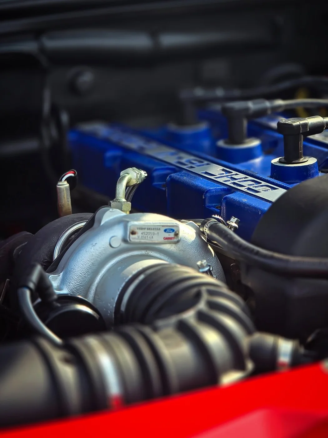 Limpieza estética profunda y detallado de motor con turbocompresor de competición