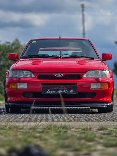 Ford Escort Cosworth rojo clásico visto de frente tras el detallado exterior y la protección de pintura en Oviedo