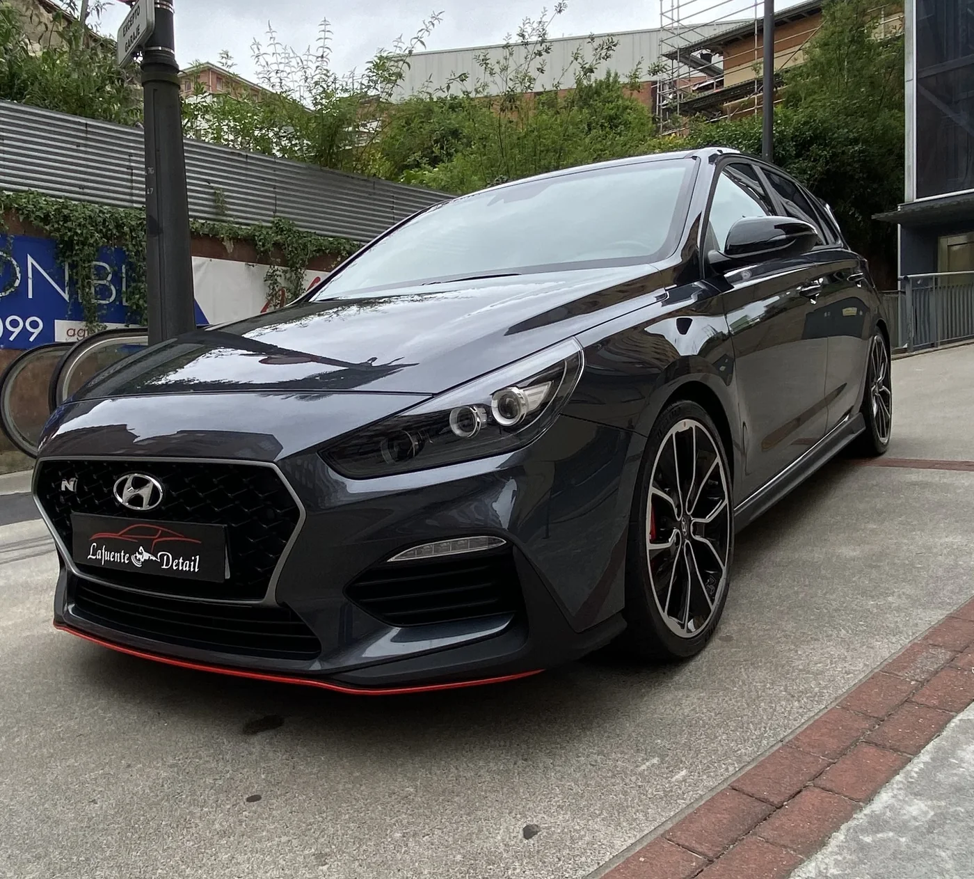 Hyundai i30 N gris visto de frente con llantas deportivas y pintura abrillantada