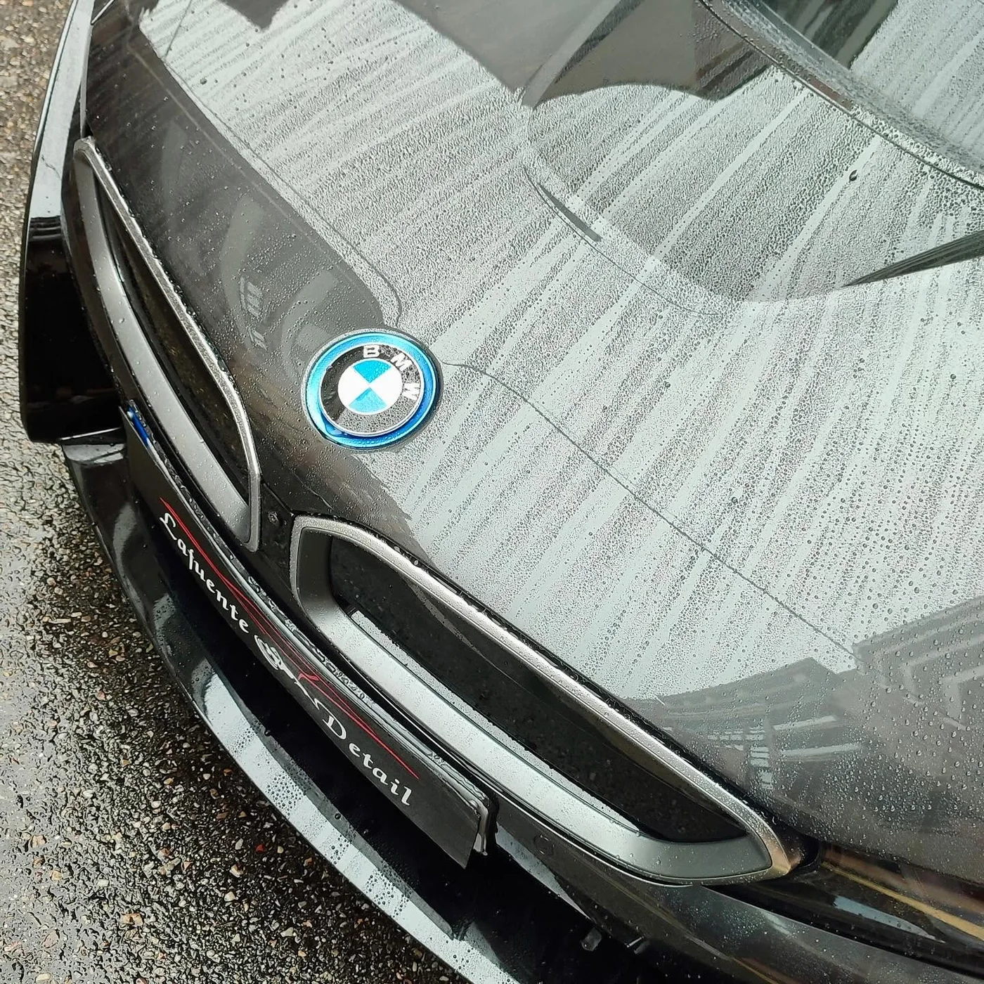Lavado seguro a mano y detallado de carrocería en BMW i8 híbrido negro en Asturias