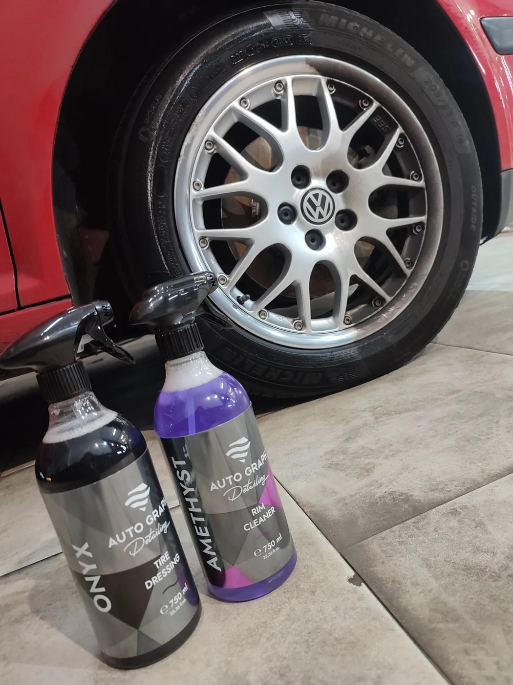 Limpieza de una llanta BBS de Volkswagen y abrillantado de neumático con productos Auto Graph Detailing