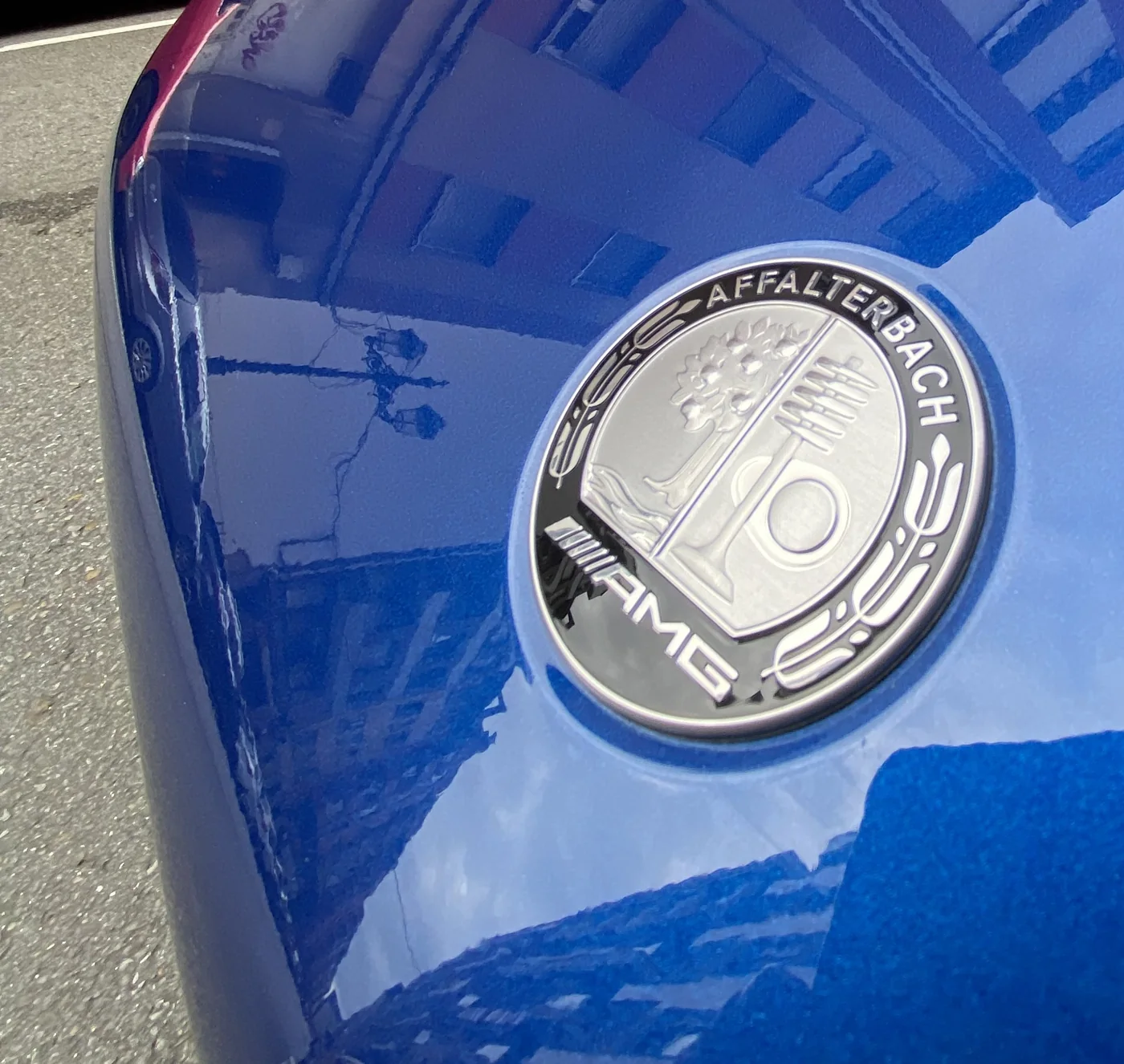 Reflejo nítido y protección de pintura PPF sobre el capó de un Mercedes AMG