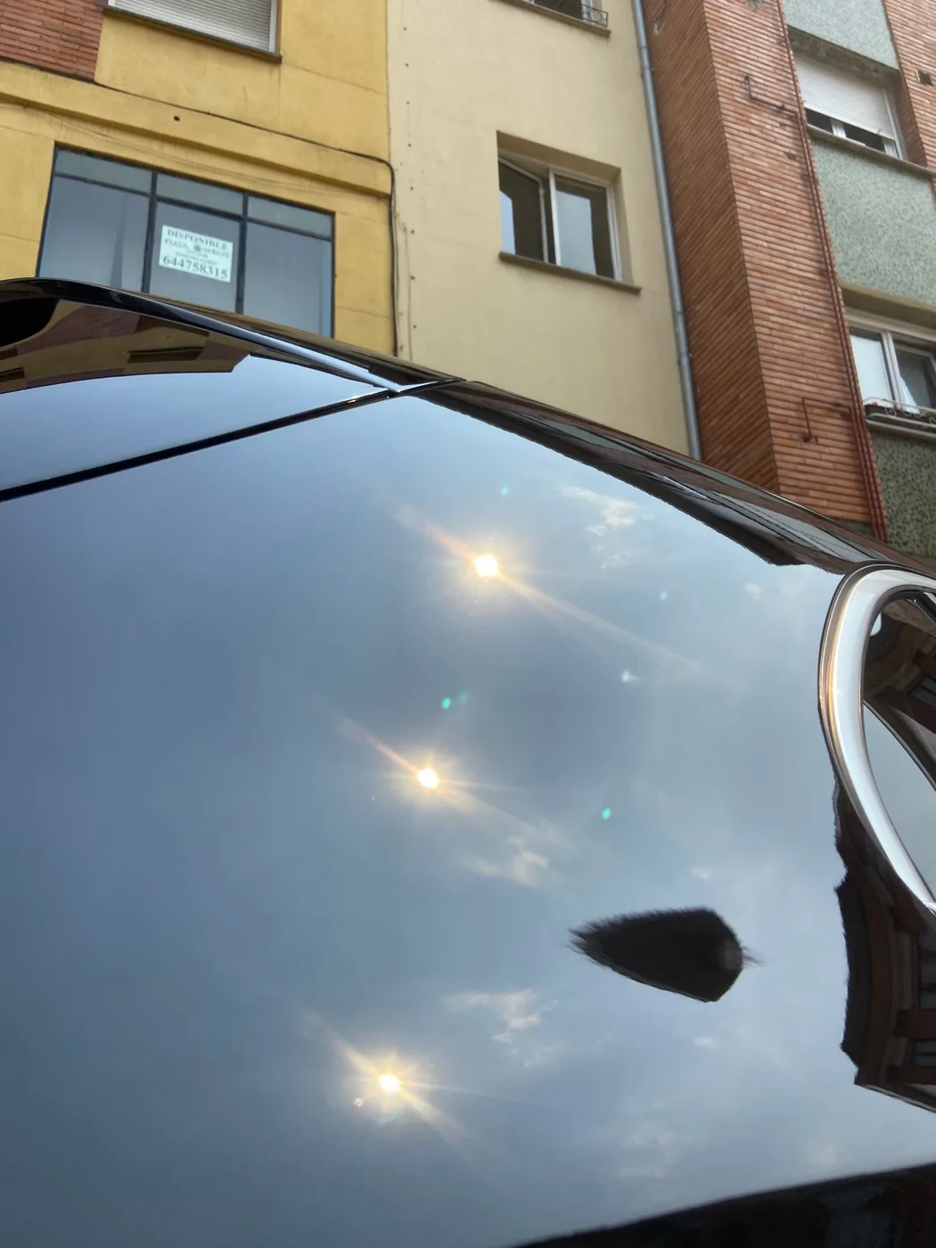 Brillo profundo en la pintura negra de un Mercedes-Benz Clase A con la estrella del capó