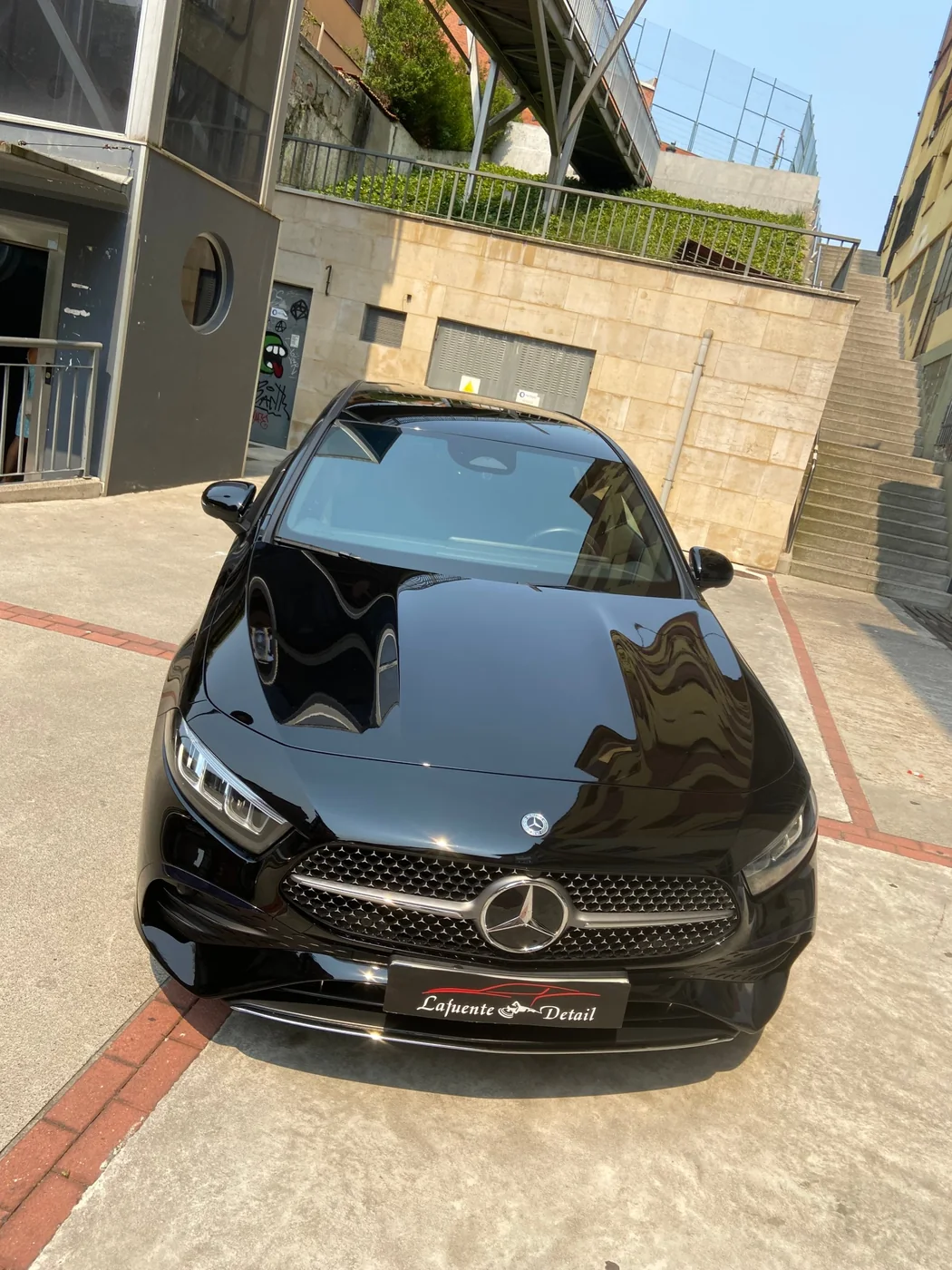 Mercedes-Benz Clase A negro visto de frente con el capó brillante tras el pulido y el detallado