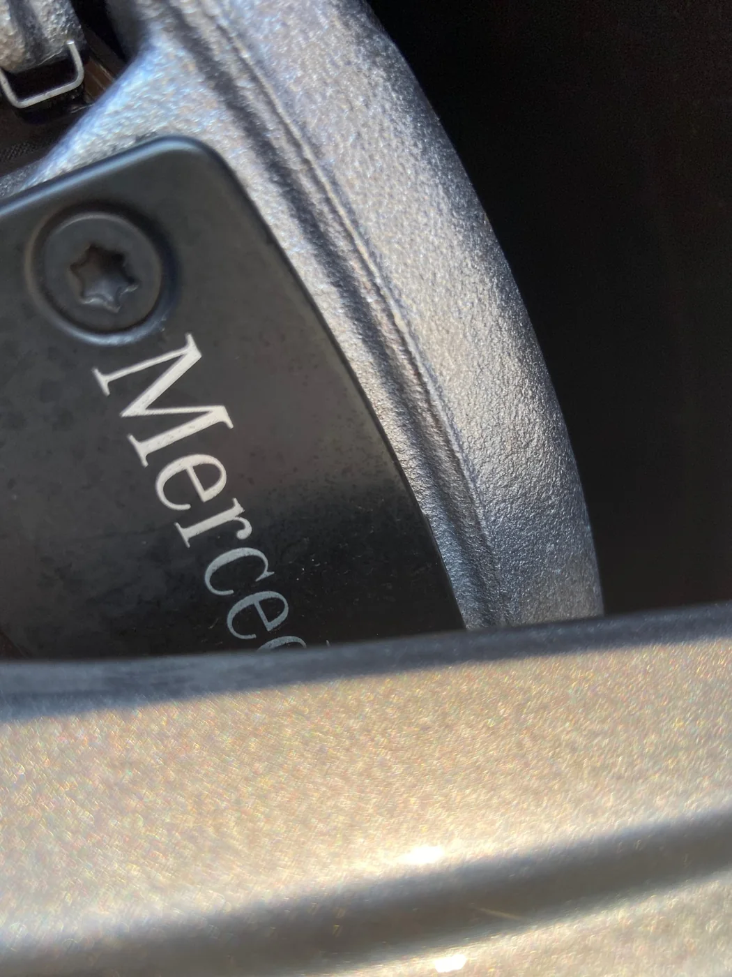 Detalle de la pinza de freno y la llanta de un Mercedes-Benz limpias y protegidas