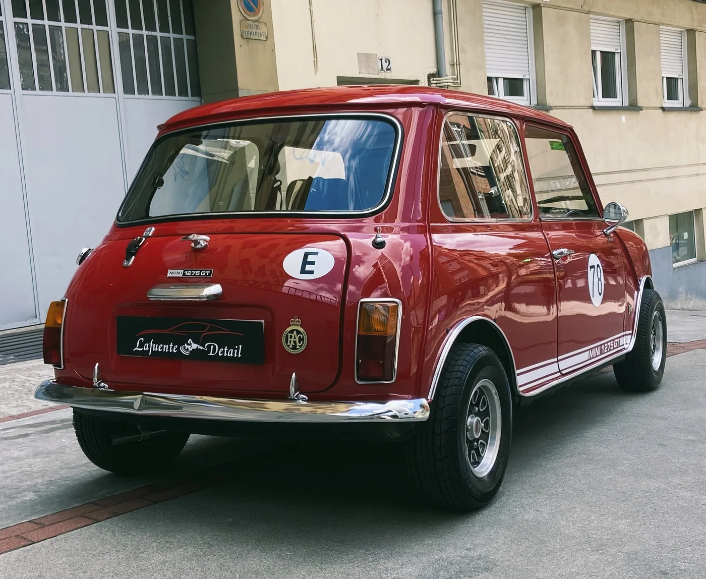 Mini 1275 GT clásico rojo visto por detrás con pintura y cromados detallados en Oviedo