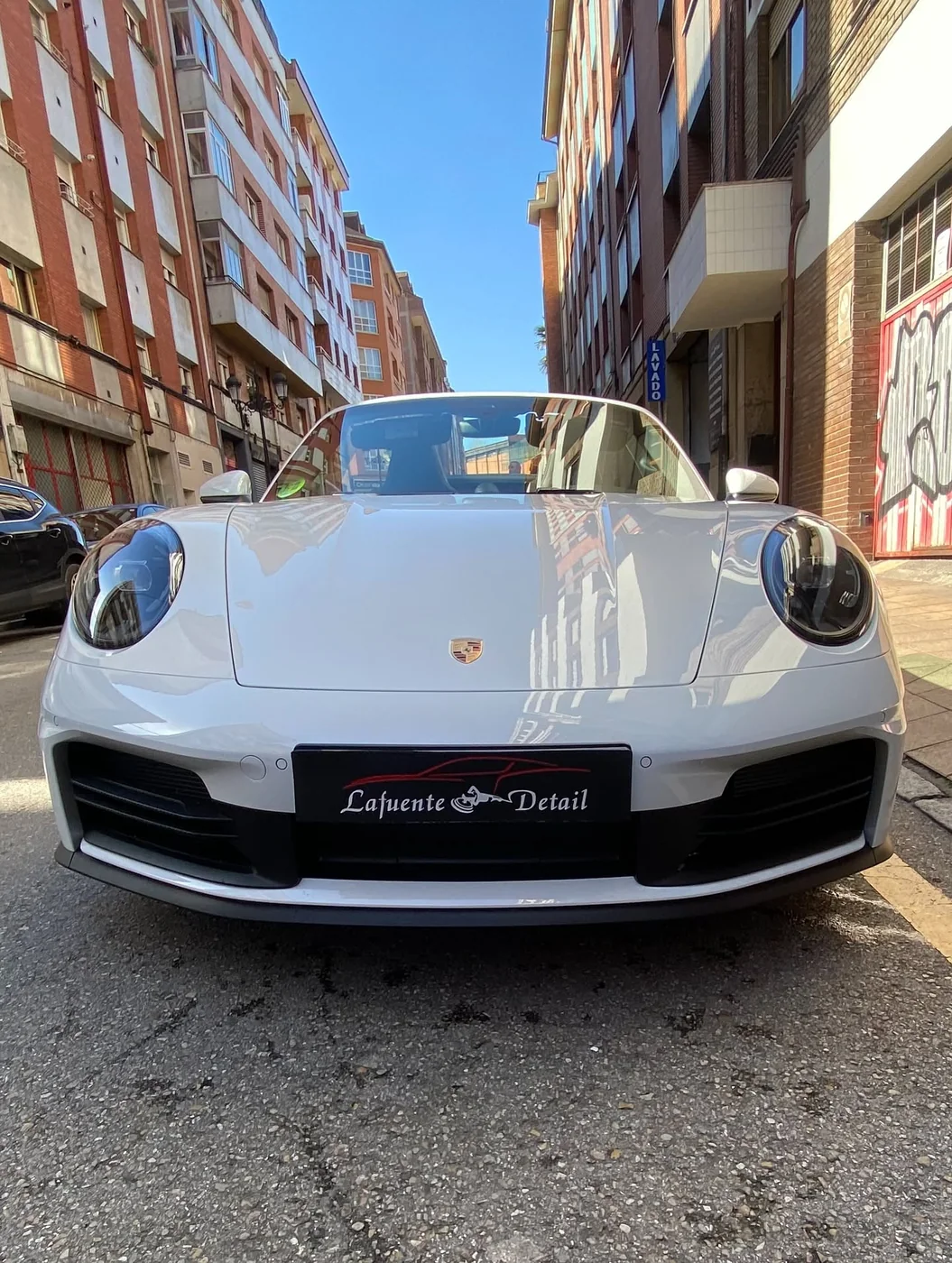 Porsche 911 Carrera Cabrio blanco visto de frente con la pintura protegida y abrillantada en Oviedo