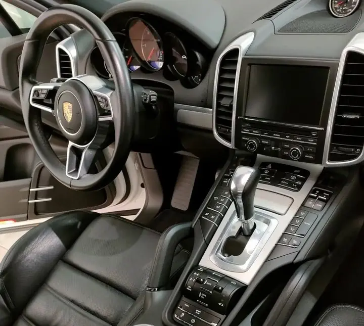 Limpieza integral de tapicería de cuero negro y consola central en Porsche Cayenne