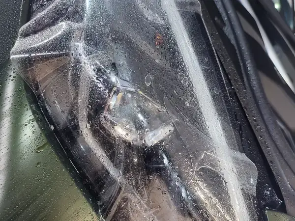 Instalación de película de protección transparente PPF en faros delanteros contra impactos