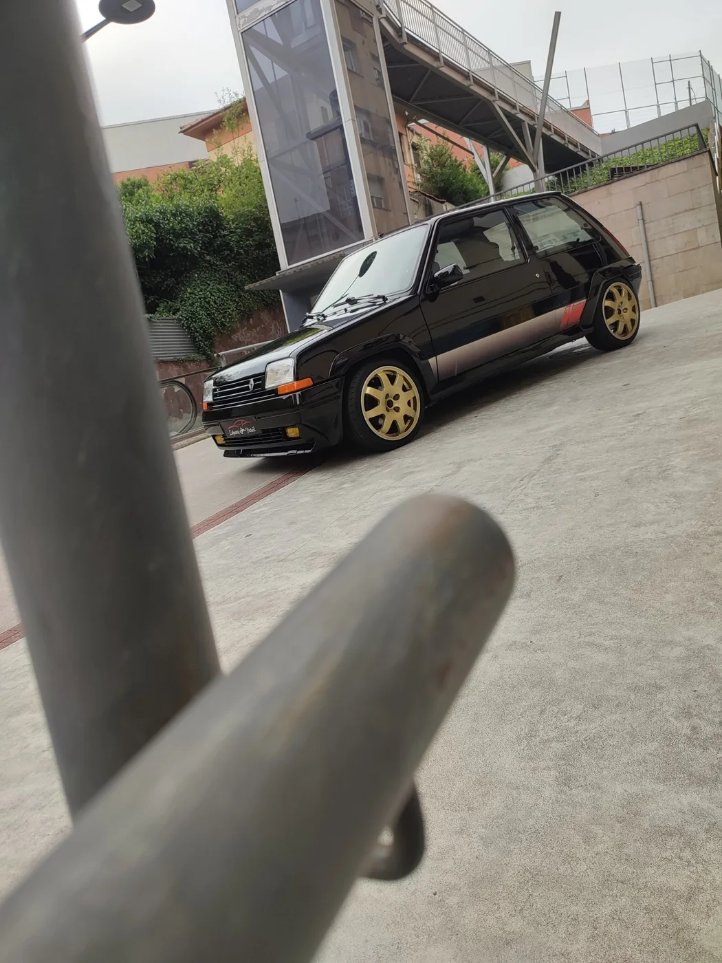 Renault 5 negro con llantas doradas y pintura abrillantada aparcado en Oviedo