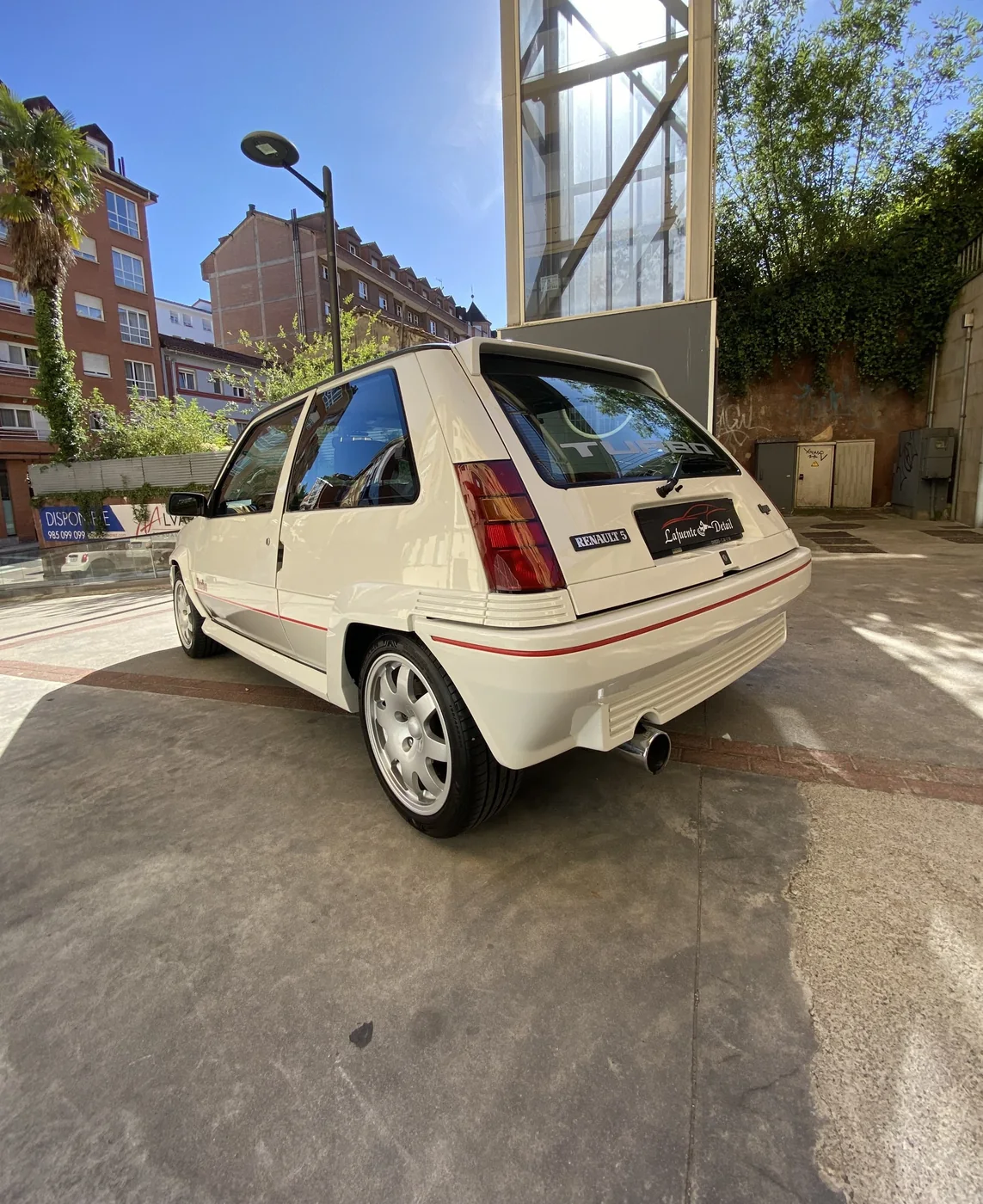 Renault 5 Turbo blanco clásico visto de tres cuartos por detrás tras un detallado exterior en Oviedo