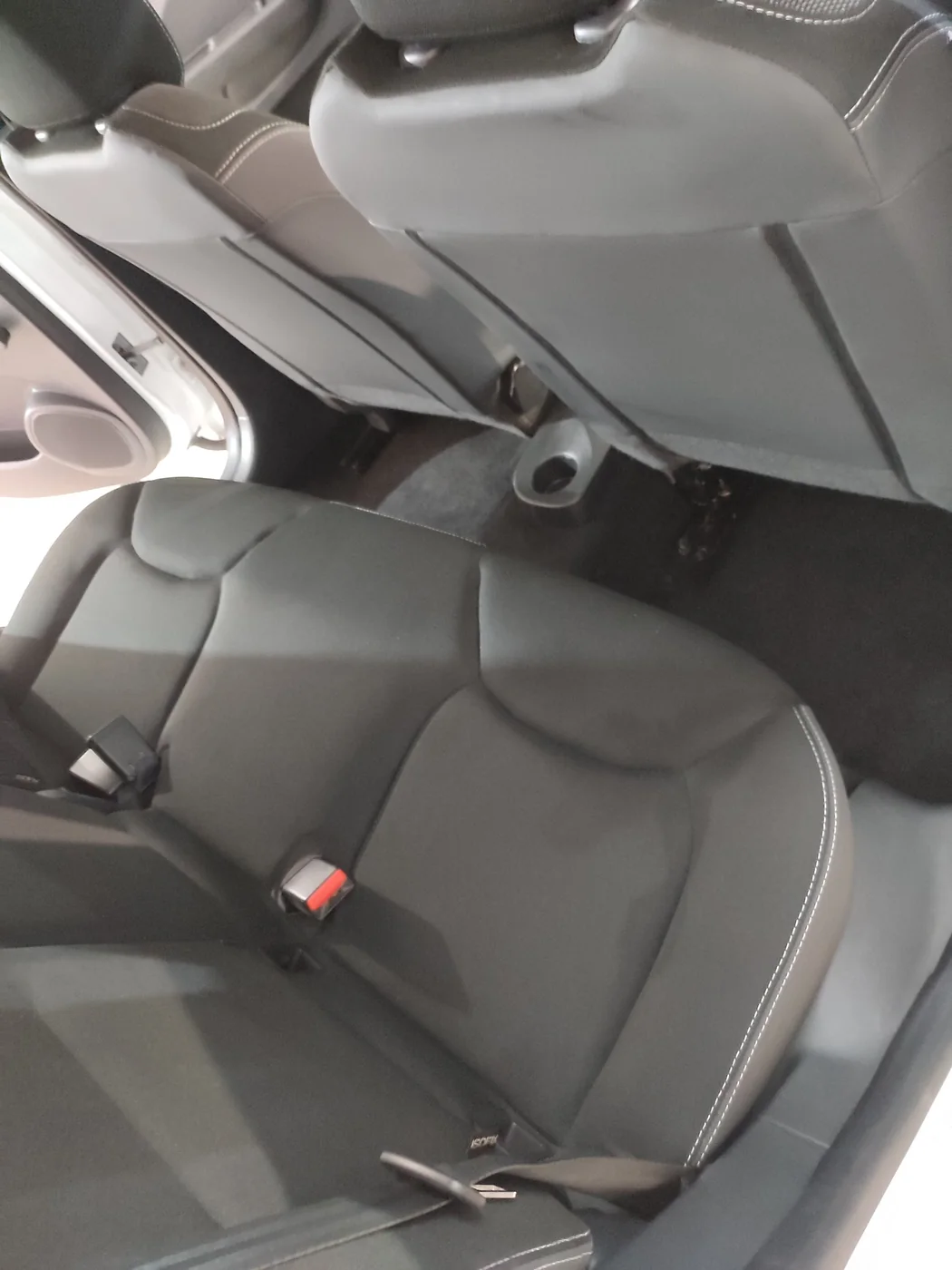 Asientos y moqueta de un Renault Clio limpios tras la recuperación de un coche inundado