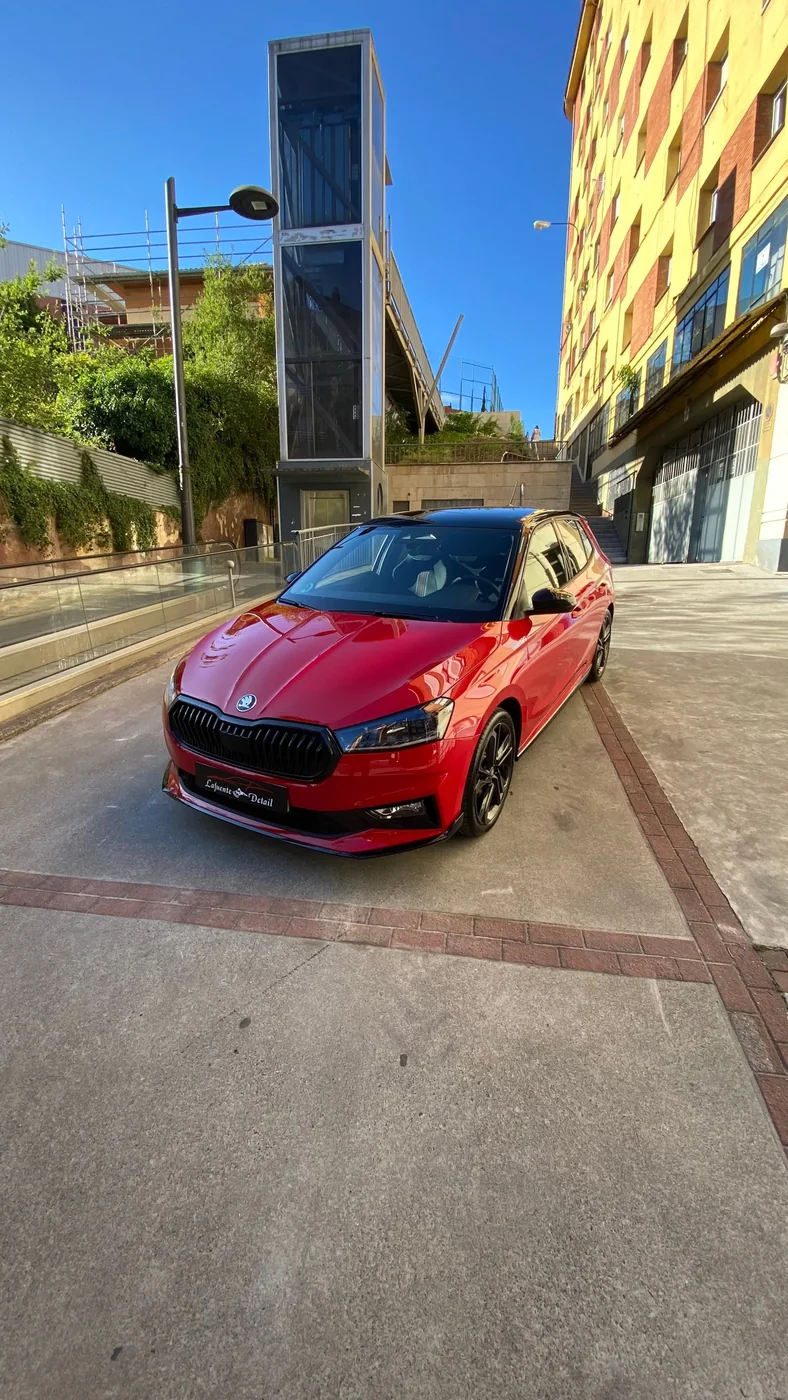 Skoda Fabia rojo con techo negro y parrilla oscura tras el detallado exterior en Oviedo