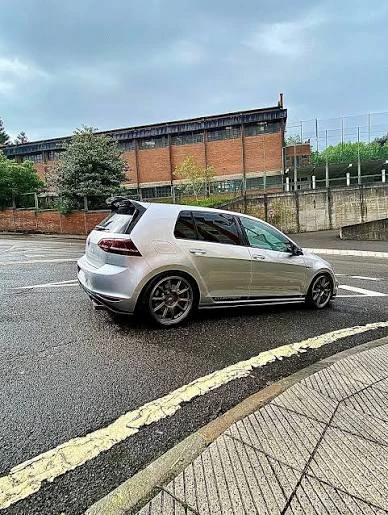 Volkswagen Golf plata con llantas oscuras y alerón aparcado en Oviedo tras el detallado