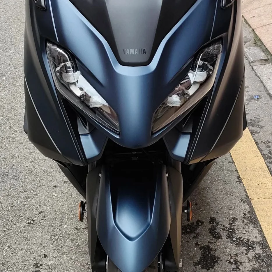 Yamaha TMAX azul mate visto de frente tras el detallado y la protección de moto